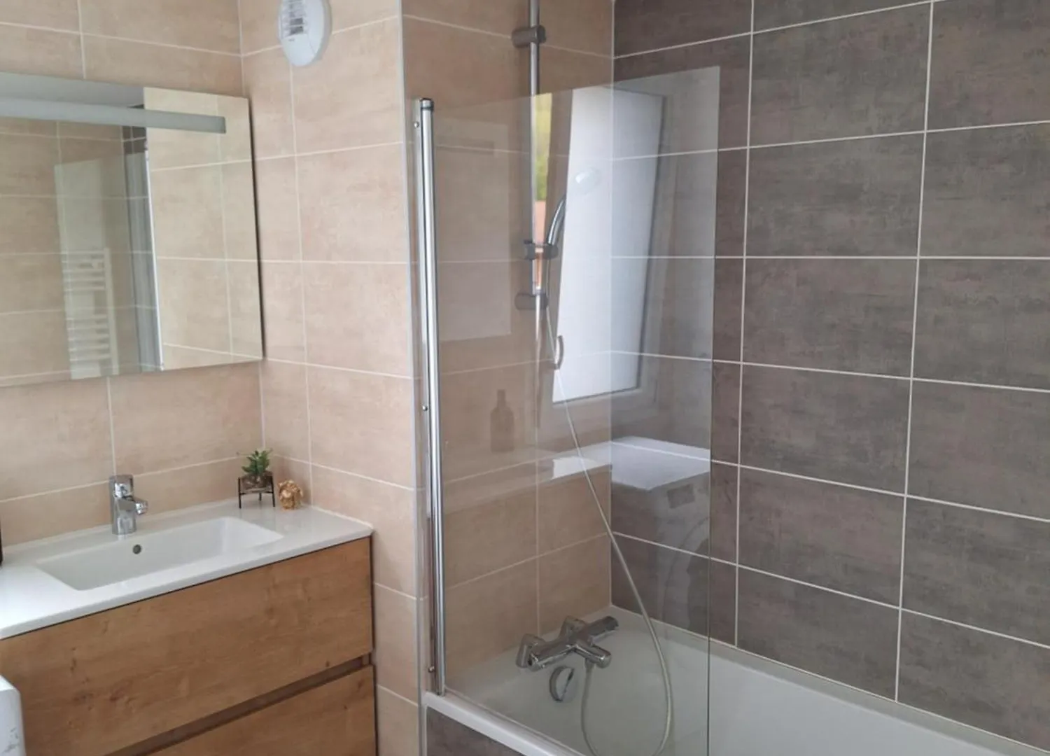 Chambre Zen Apartment Voiron Homestay